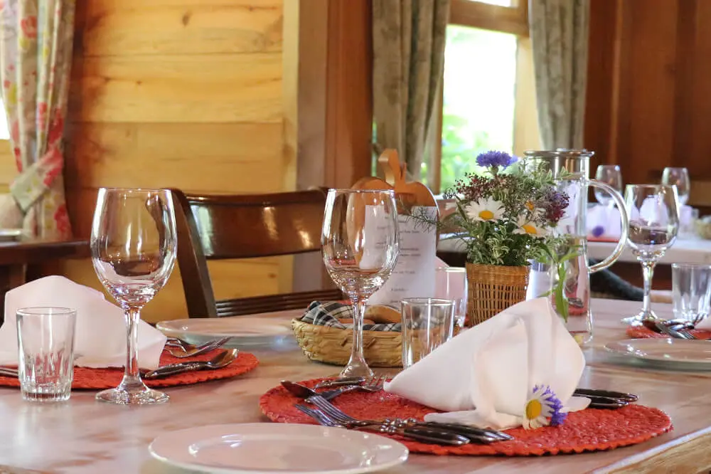 Der gedeckte Tisch vor dem Abendessen